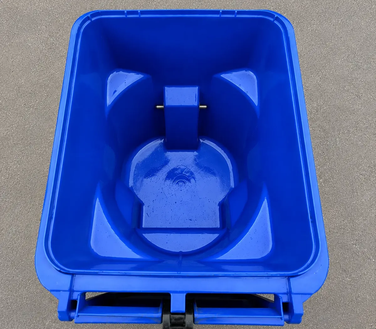 Clean residential trash bin after Hawaii Bin Cleaning service