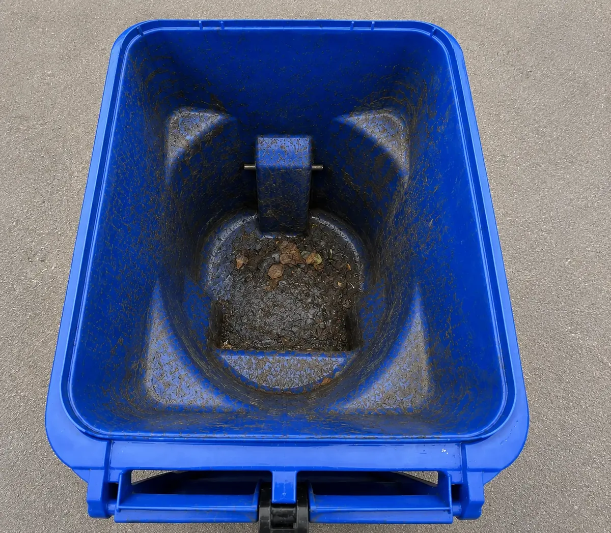 Dirty residential trash bin before professional cleaning on Oʻahu